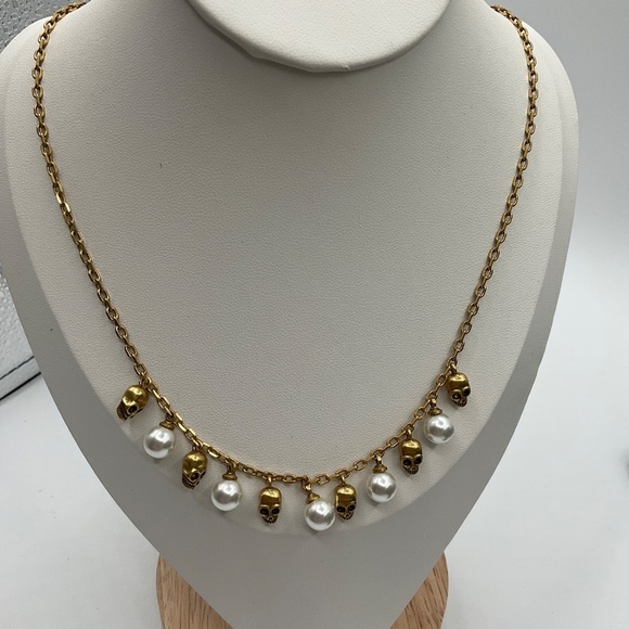 Skull-Embellished Faux-Pearl And Brass Charm Necklace Helloween - Picture 2 of 5